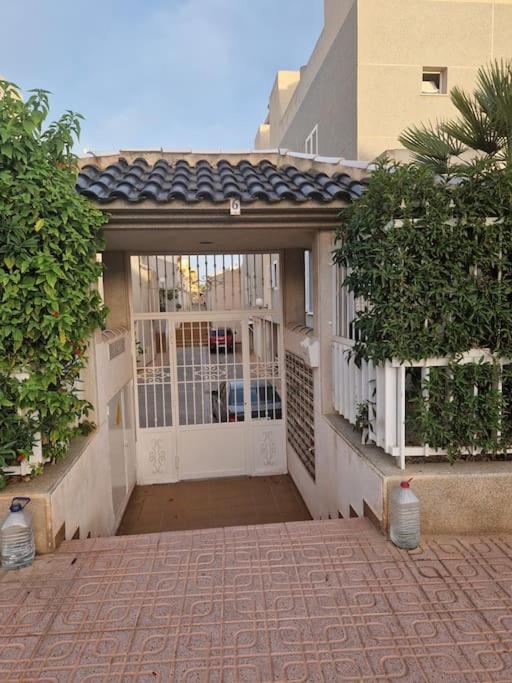 Magnifico Chalet Adosado En Torrevieja, Alicante. Bagian luar foto