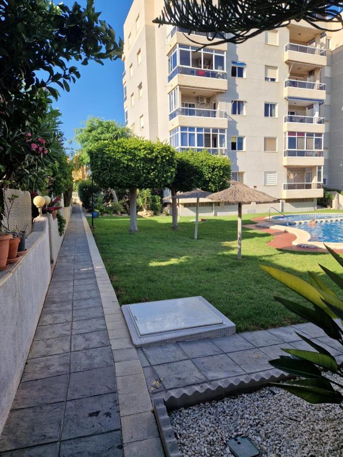Magnifico Chalet Adosado En Torrevieja, Alicante. Bagian luar foto